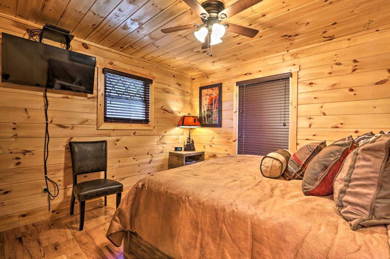 Luxe With Hot Tub, Theater, Pool Table, Arcade Holiday home