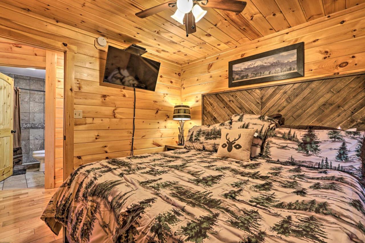 Holiday home Luxe With Hot Tub, Theater, Pool Table, Arcade *