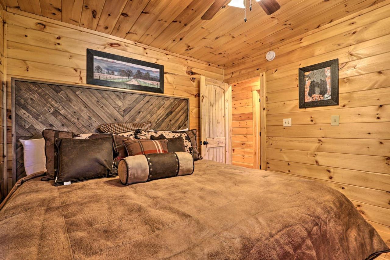 Luxe With Hot Tub, Theater, Pool Table, Arcade