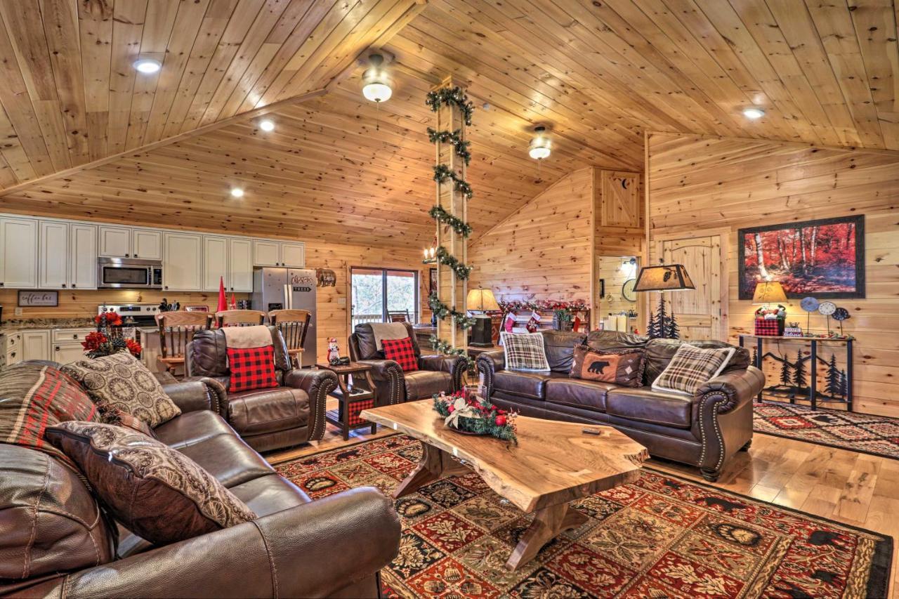 Luxe With Hot Tub, Theater, Pool Table, Arcade