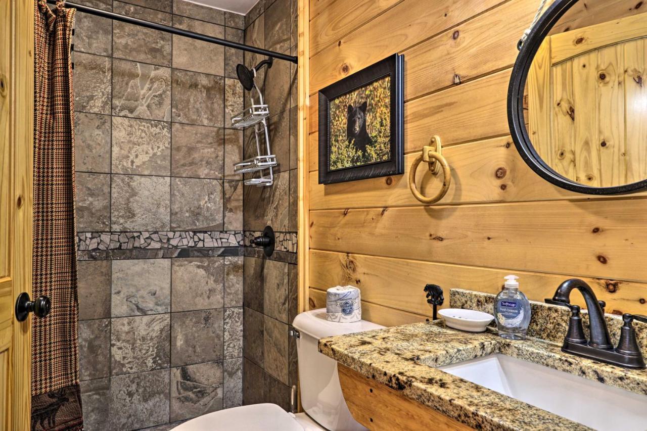 Holiday home Luxe With Hot Tub, Theater, Pool Table, Arcade