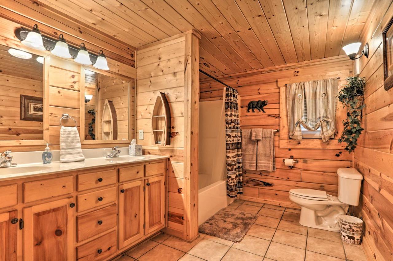 With Games, 1 Mi To Parkway! Holiday home Pigeon Forge