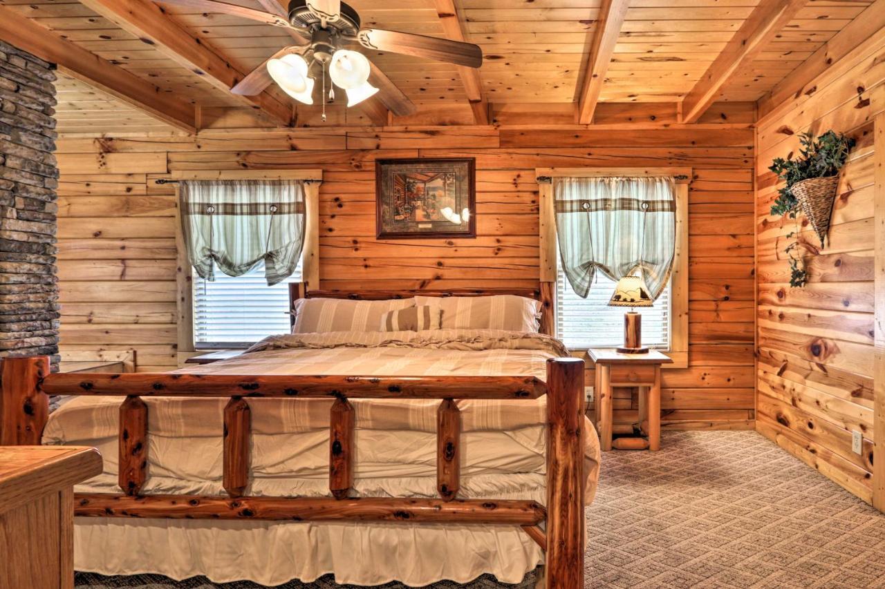 With Games, 1 Mi To Parkway! Holiday home