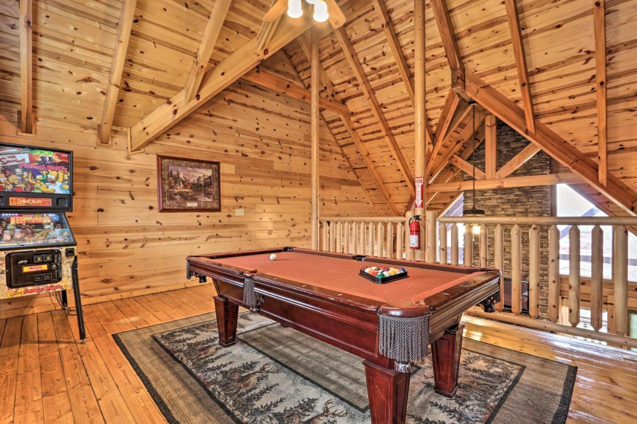 Holiday home With Games, 1 Mi To Parkway! Pigeon Forge