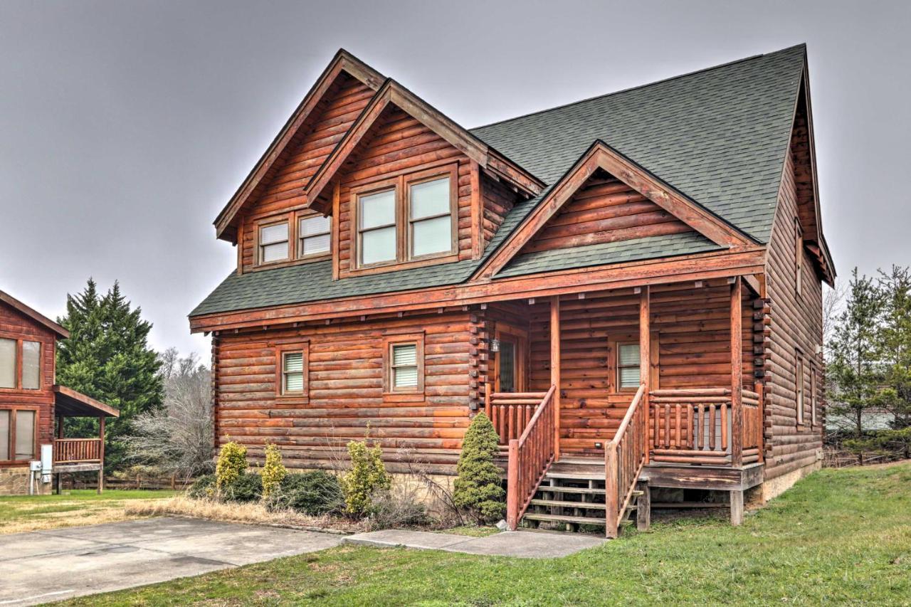 Holiday home With Games, 1 Mi To Parkway!
