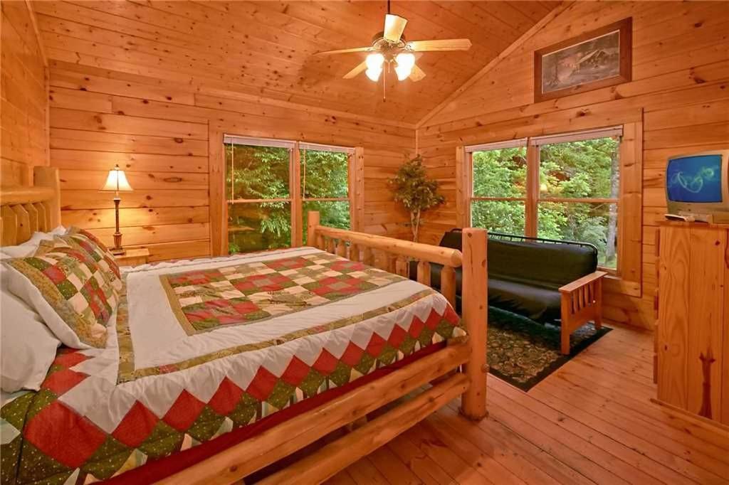 Rushing Water - Beautiful Back Yard Along Caney Creek - Hot Tub Game Holiday home Pigeon Forge
