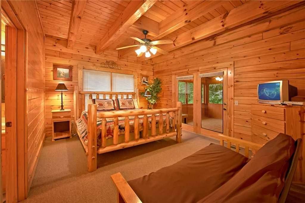 Rushing Water - Beautiful Back Yard Along Caney Creek - Hot Tub Game Holiday home