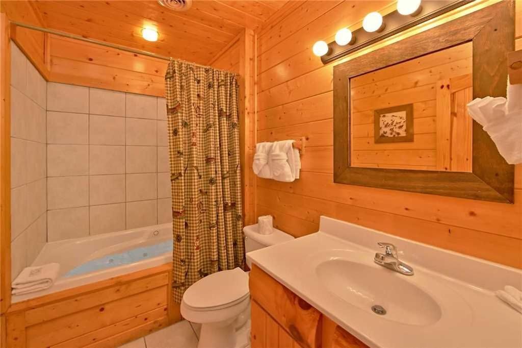 Rushing Water - Beautiful Back Yard Along Caney Creek - Hot Tub Game Holiday home *