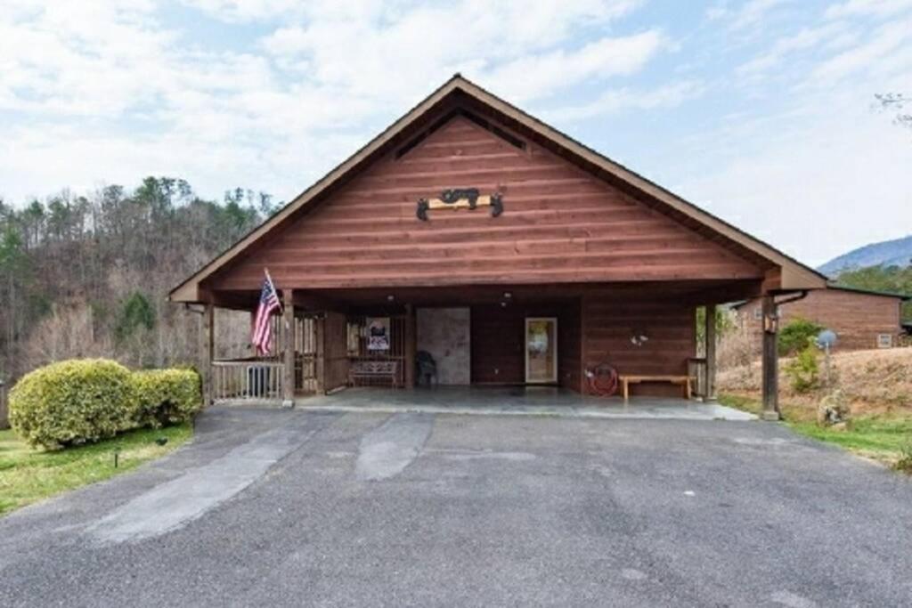 Bearfootin' Retreat In The Great Smoky Mountains Pigeon Forge