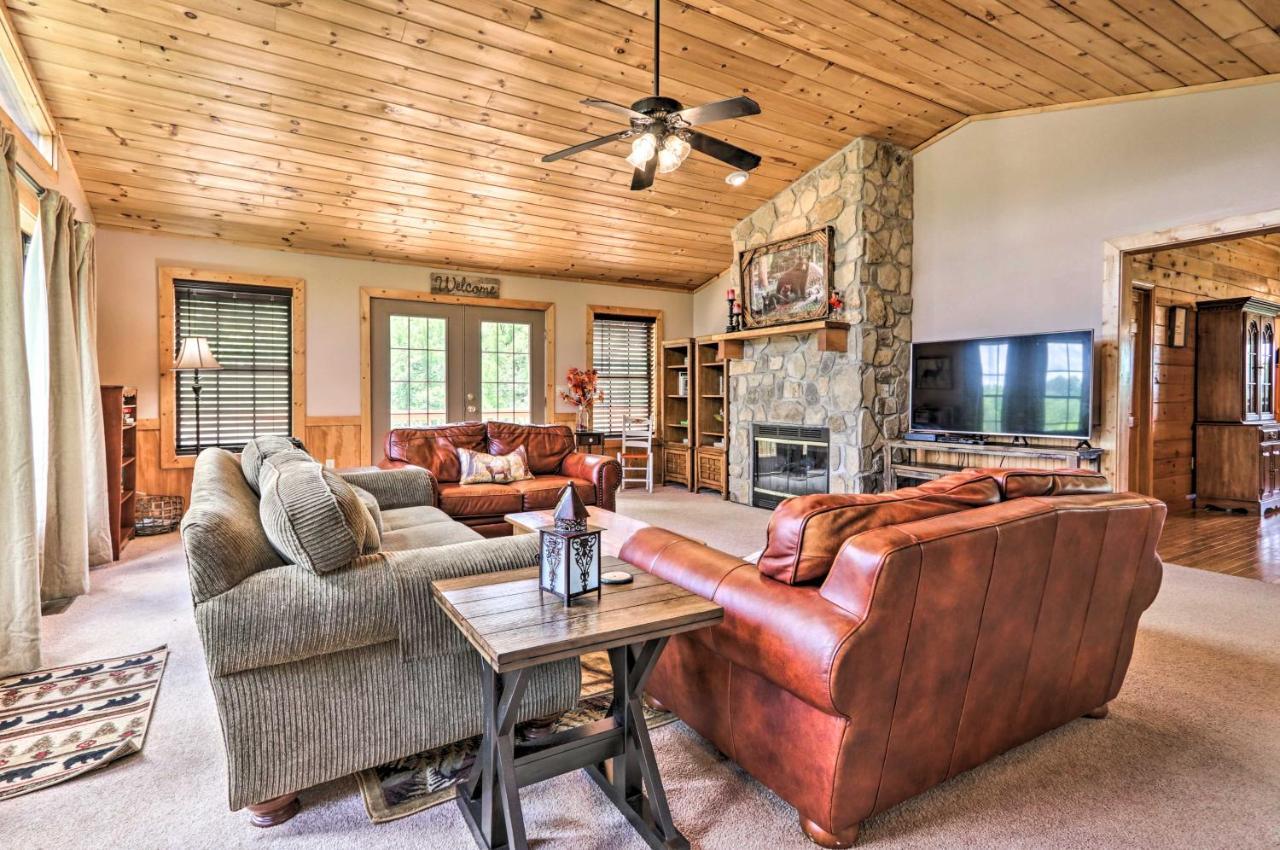 Holiday home Log Cabin With Deck And Hot Tub 5 Mi To Dollywood!