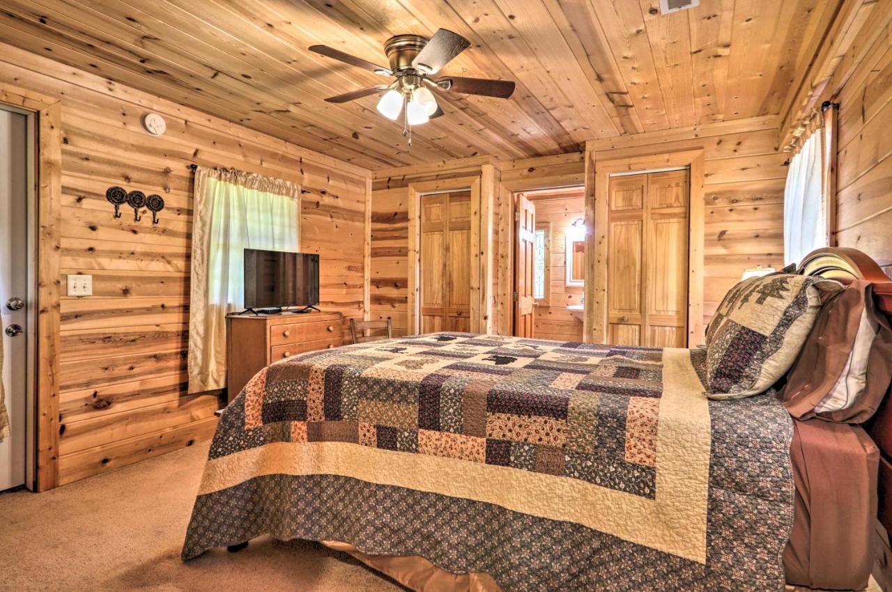 Log Cabin With Deck And Hot Tub 5 Mi To Dollywood! Holiday home Pigeon Forge
