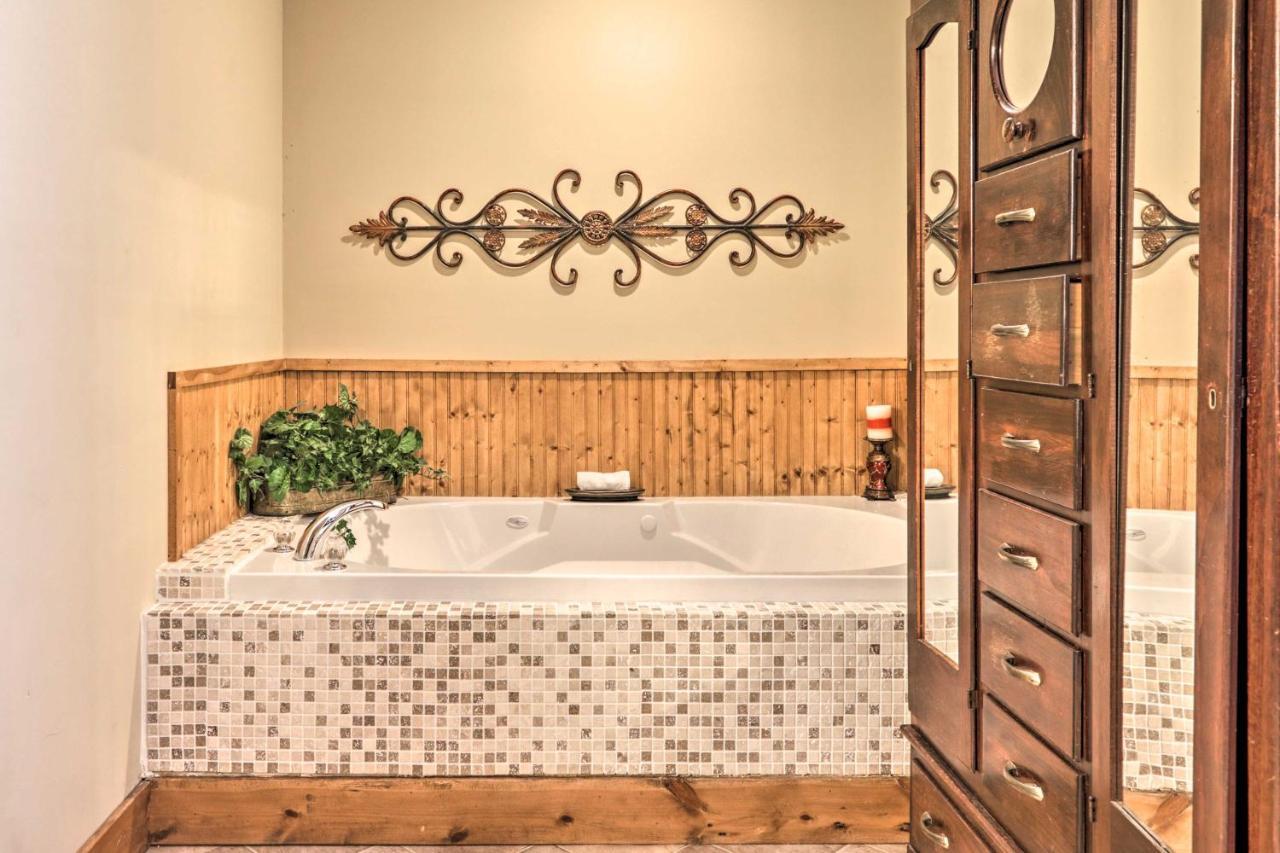 Log Cabin With Deck And Hot Tub 5 Mi To Dollywood! Pigeon Forge