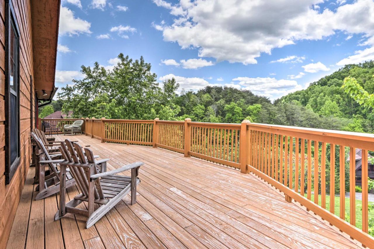 Log Cabin With Deck And Hot Tub 5 Mi To Dollywood! Holiday home