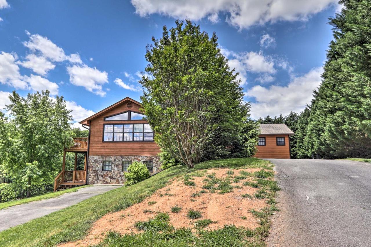 Log Cabin With Deck And Hot Tub 5 Mi To Dollywood! Holiday home