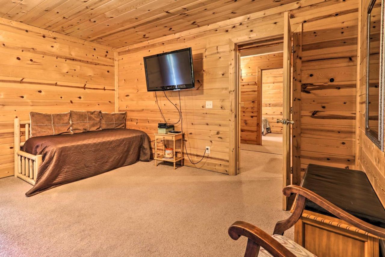 Holiday home Log Cabin With Deck And Hot Tub 5 Mi To Dollywood! *