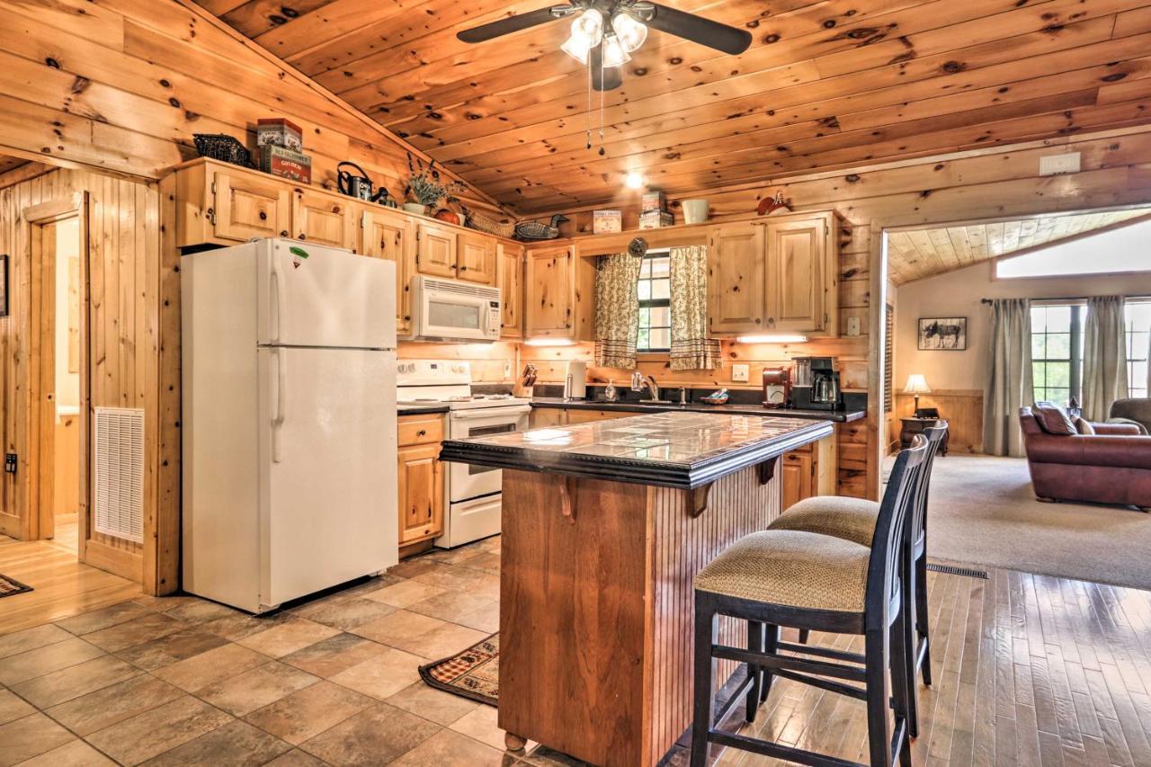 Holiday home Log Cabin With Deck And Hot Tub 5 Mi To Dollywood!