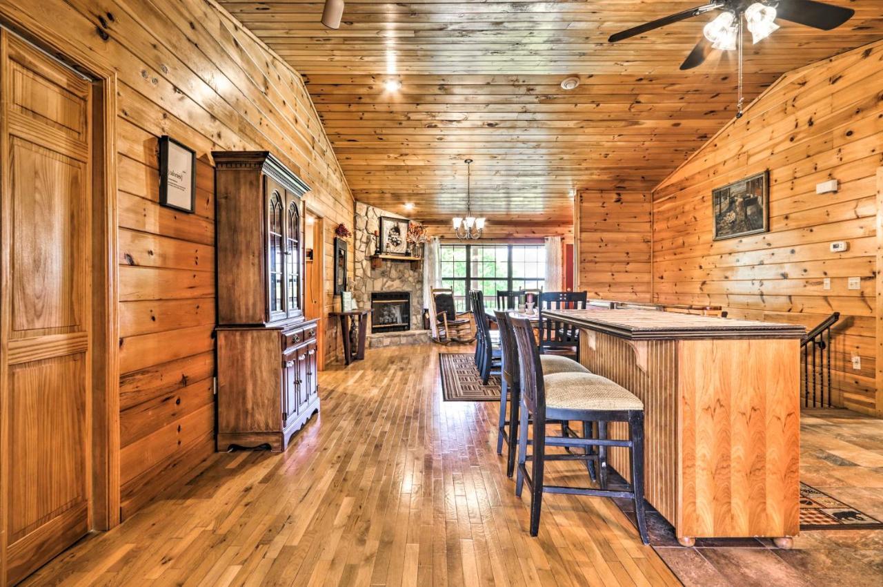 Holiday home Log Cabin With Deck And Hot Tub 5 Mi To Dollywood!
