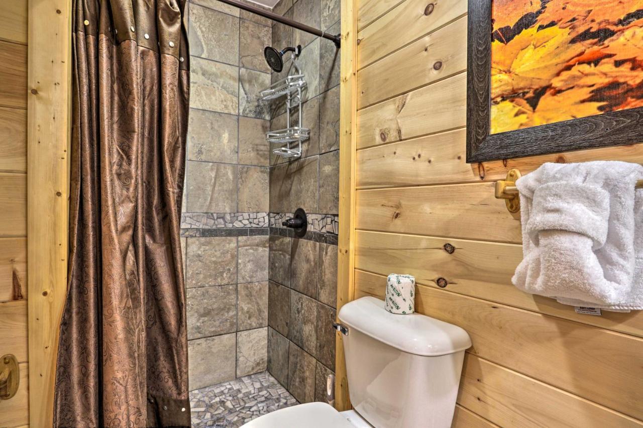 Luxe With Hot Tub, Theater, Pool Table, Arcade Holiday home *