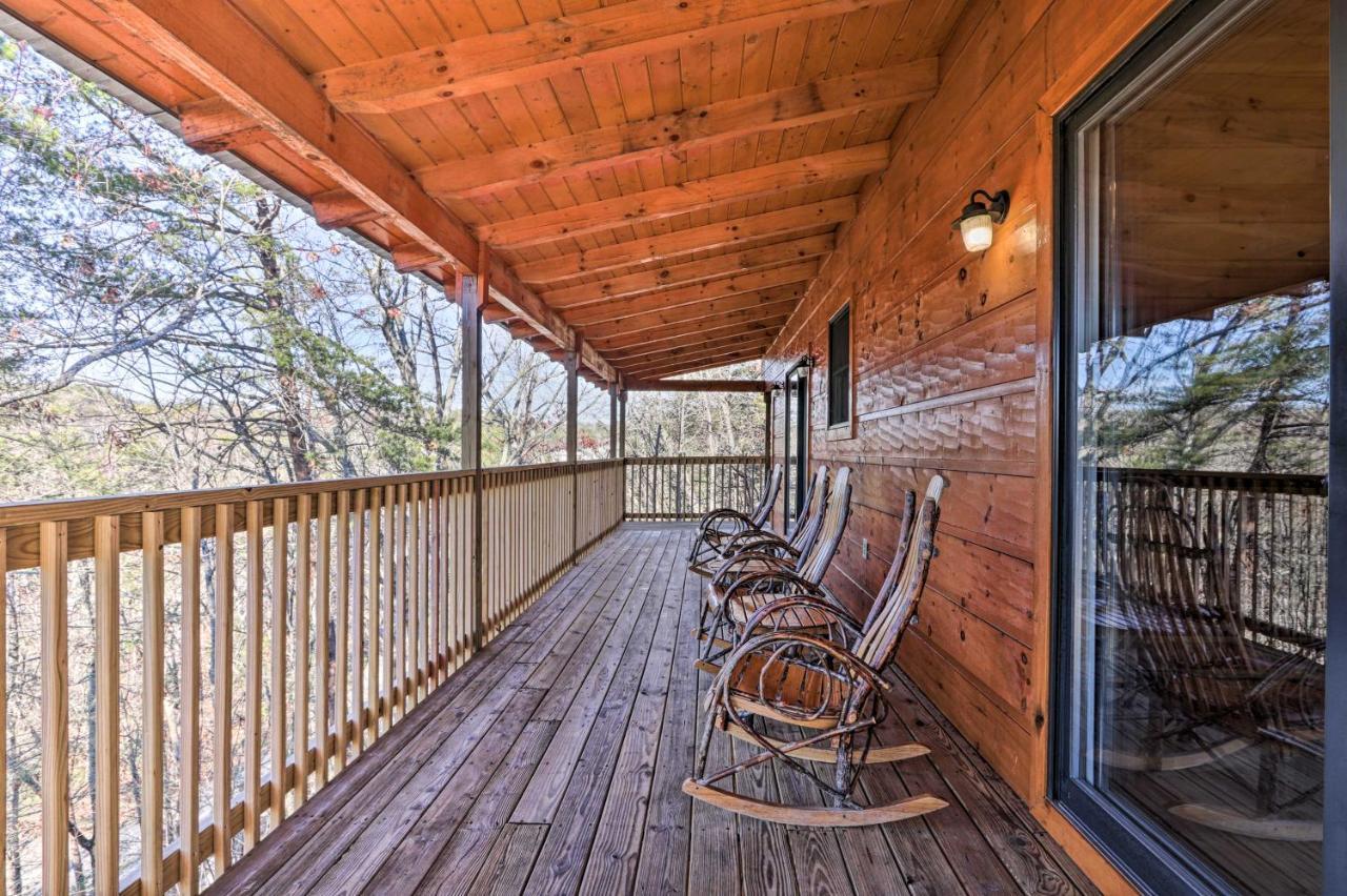 Luxe With Hot Tub, Theater, Pool Table, Arcade Holiday home Pigeon Forge