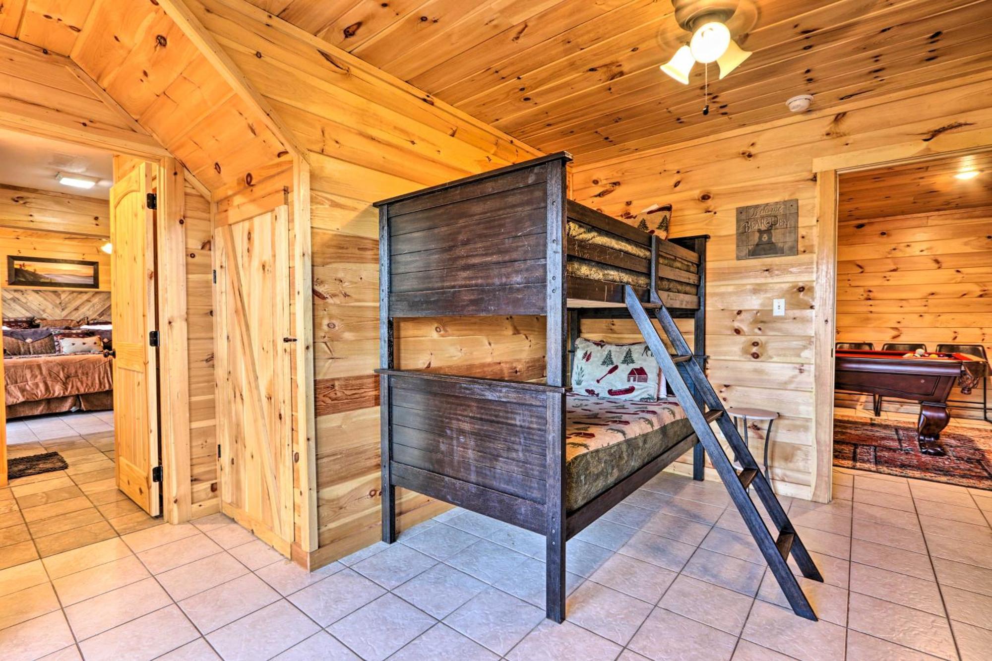 Luxe With Hot Tub, Theater, Pool Table, Arcade