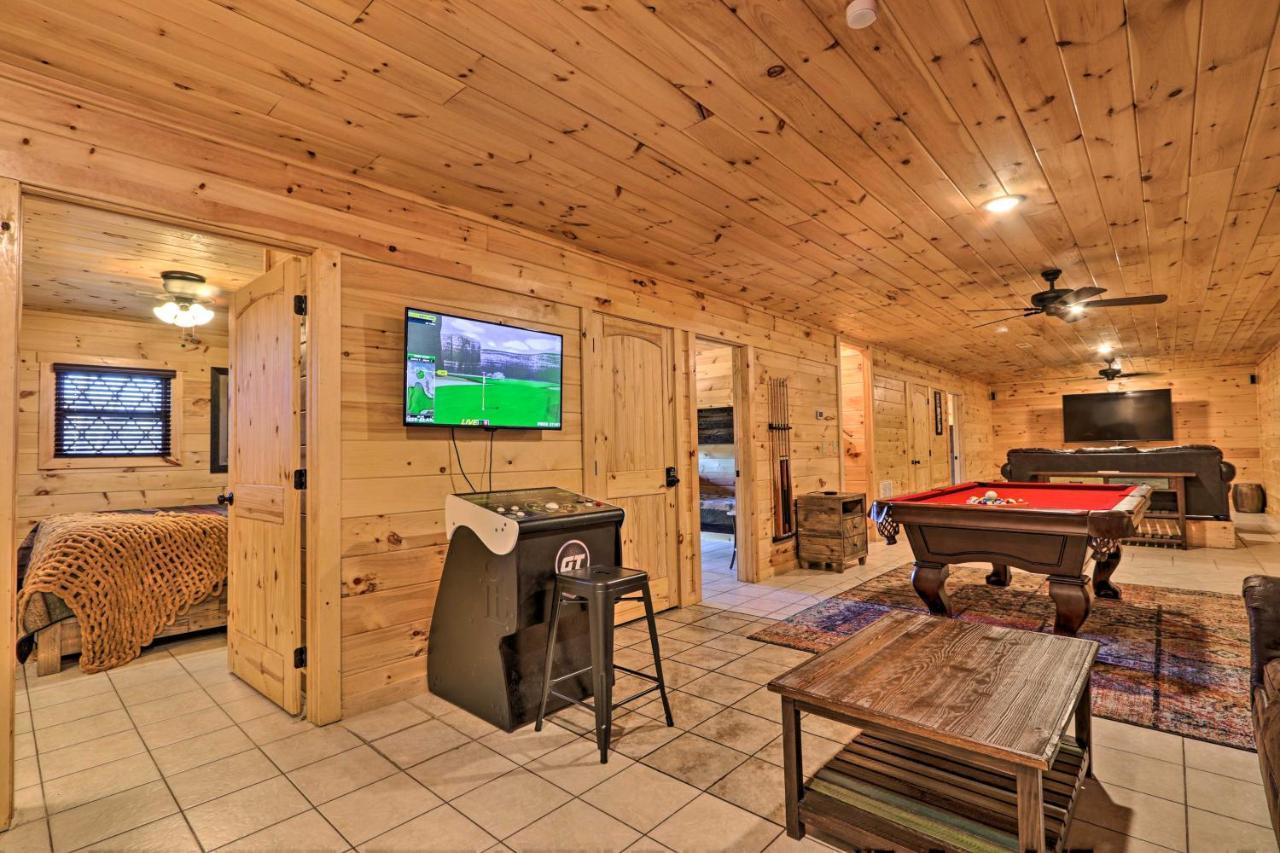 Luxe With Hot Tub, Theater, Pool Table, Arcade * Pigeon Forge