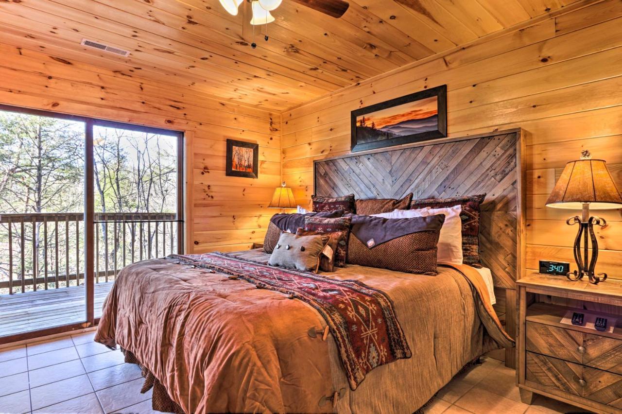 Holiday home Luxe With Hot Tub, Theater, Pool Table, Arcade *