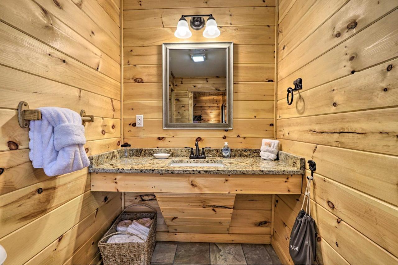 Luxe With Hot Tub, Theater, Pool Table, Arcade Holiday home
