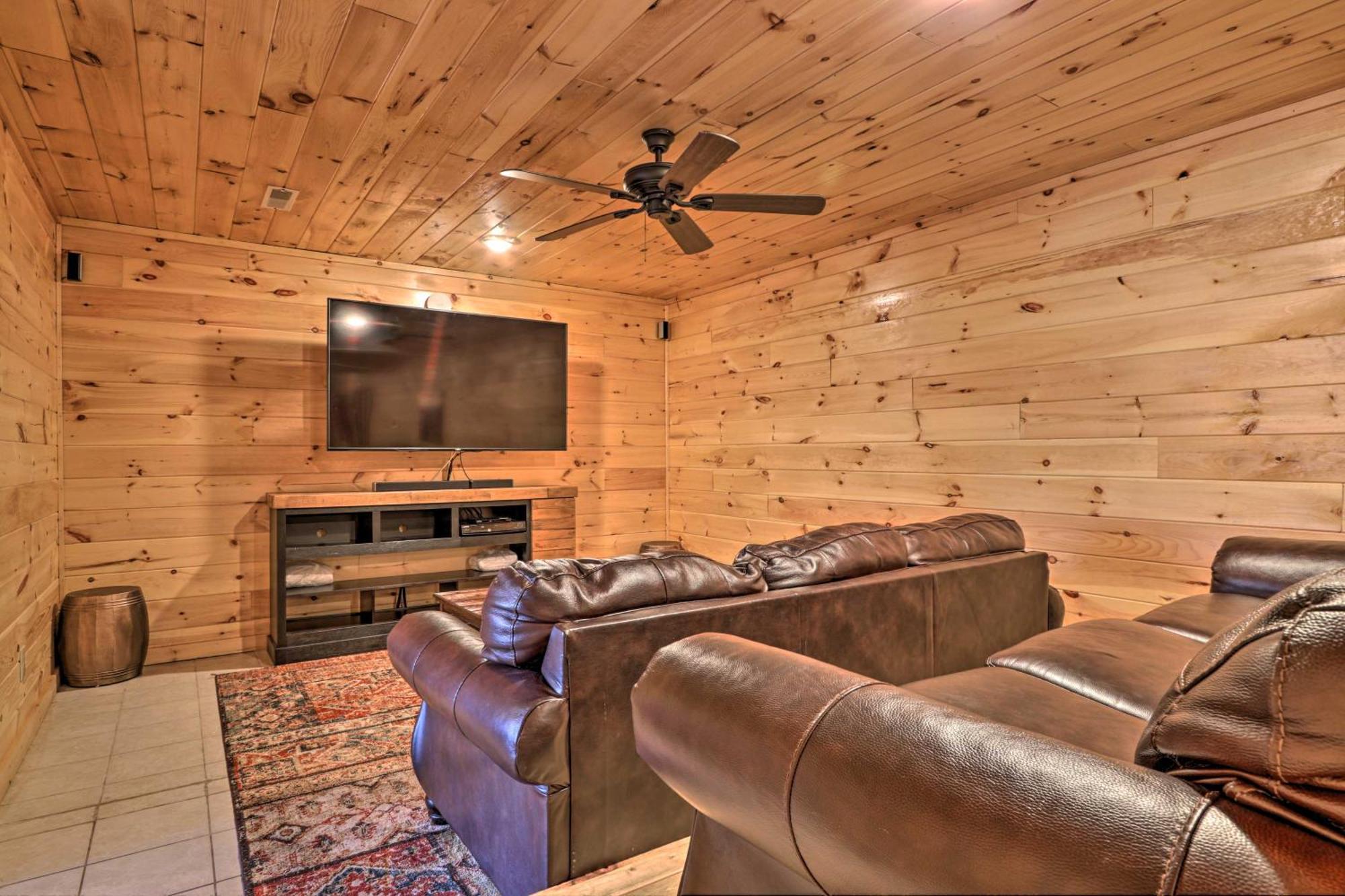 Luxe With Hot Tub, Theater, Pool Table, Arcade Pigeon Forge