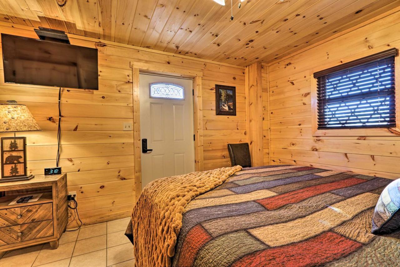 Luxe With Hot Tub, Theater, Pool Table, Arcade Holiday home *