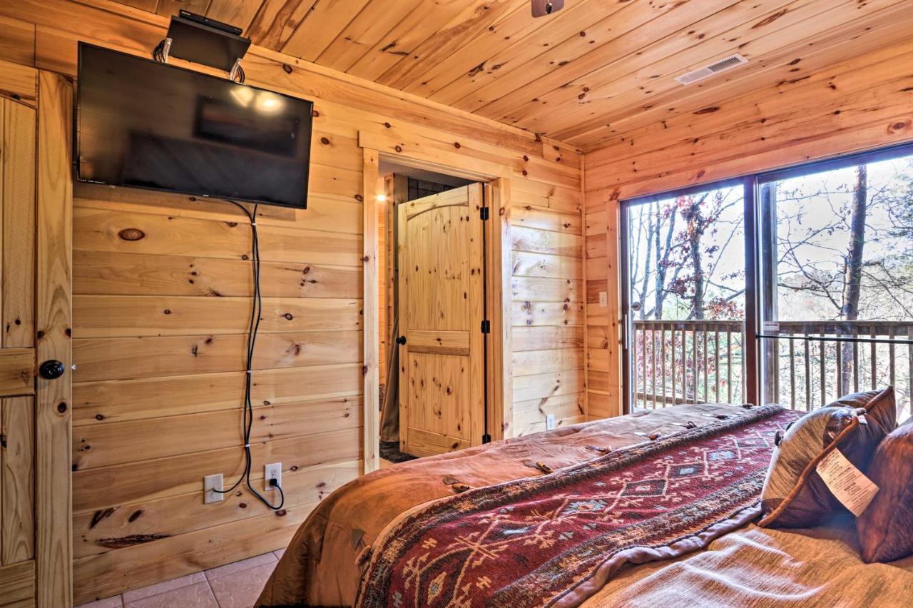 Luxe With Hot Tub, Theater, Pool Table, Arcade Holiday home *