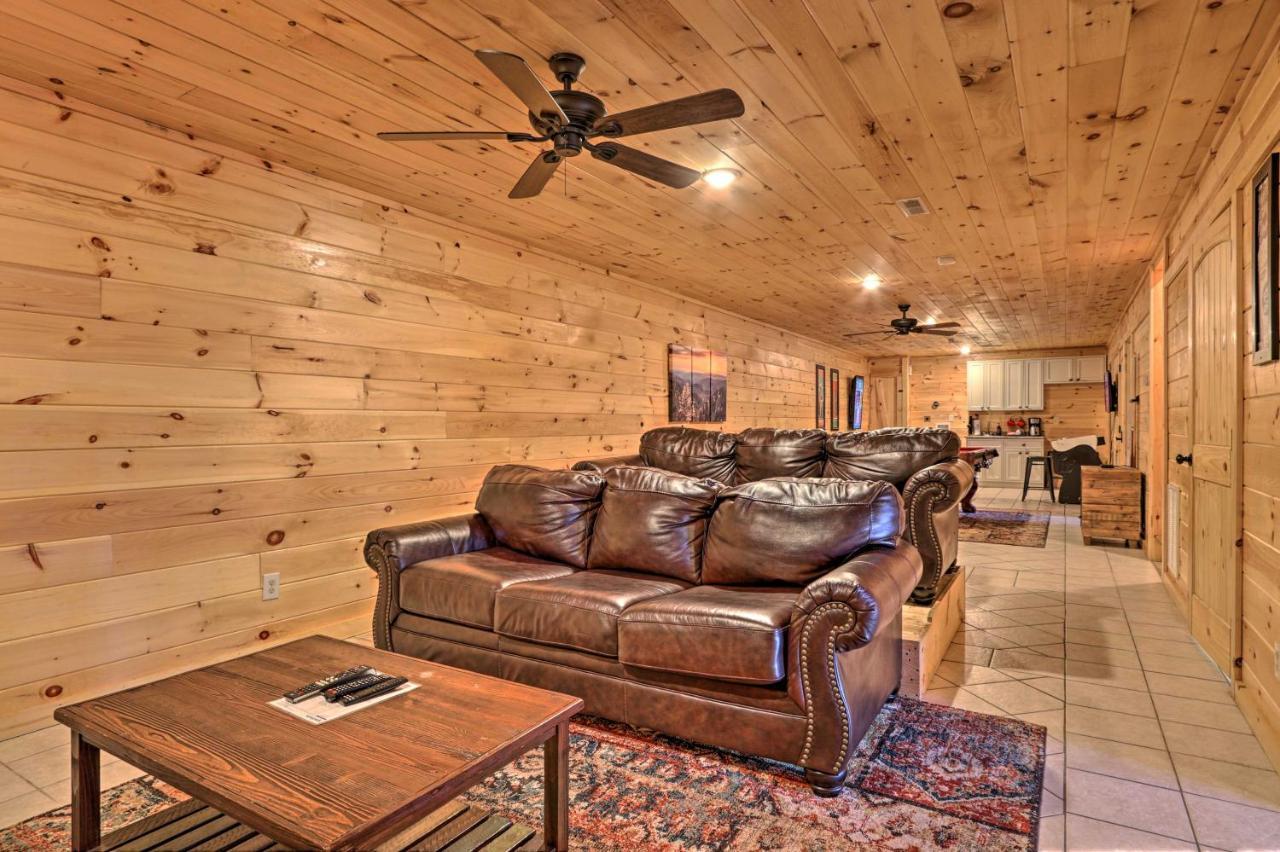 Holiday home Luxe With Hot Tub, Theater, Pool Table, Arcade Pigeon Forge