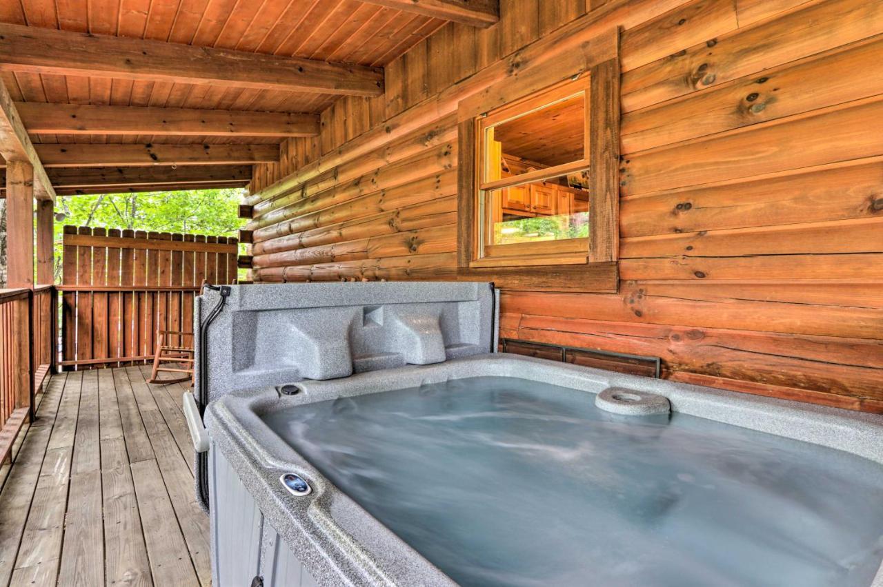 With Deck And Fireplace Less Than 3 Mi To Dollywood! Holiday home