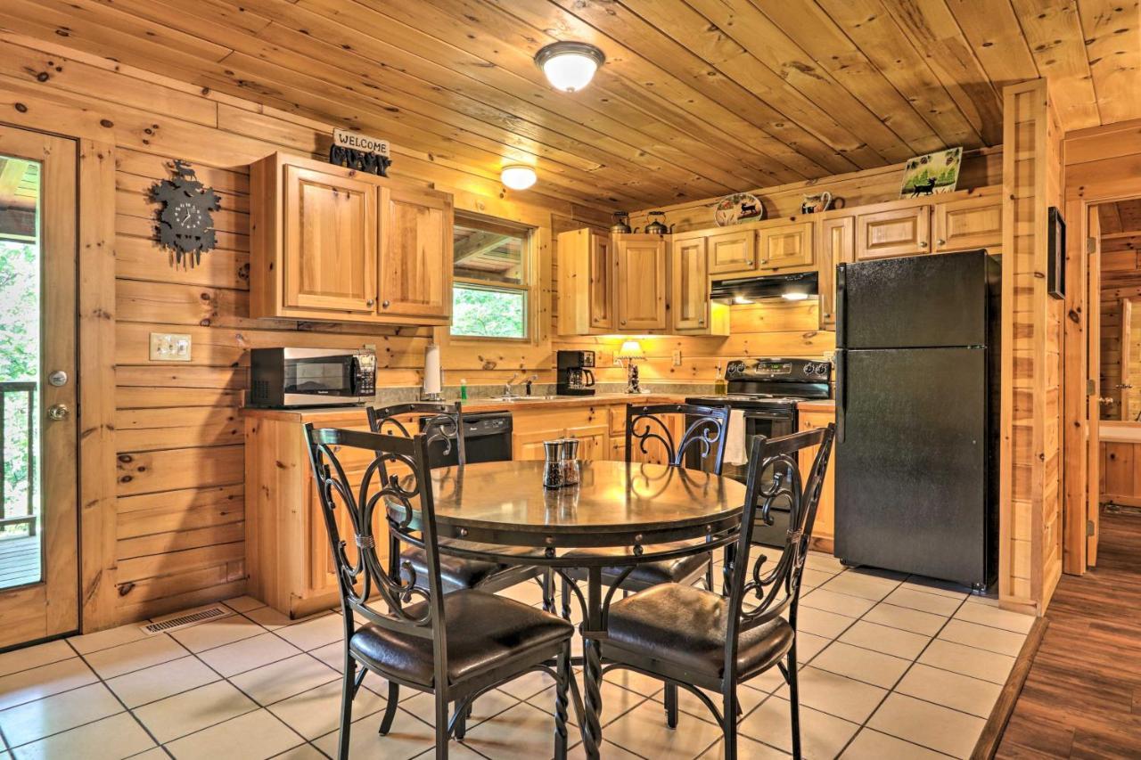 With Deck And Fireplace Less Than 3 Mi To Dollywood! *