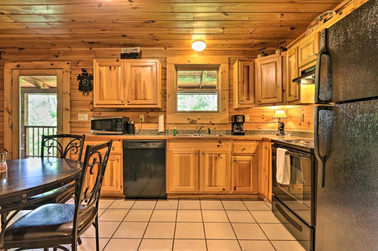 With Deck And Fireplace Less Than 3 Mi To Dollywood! * Pigeon Forge
