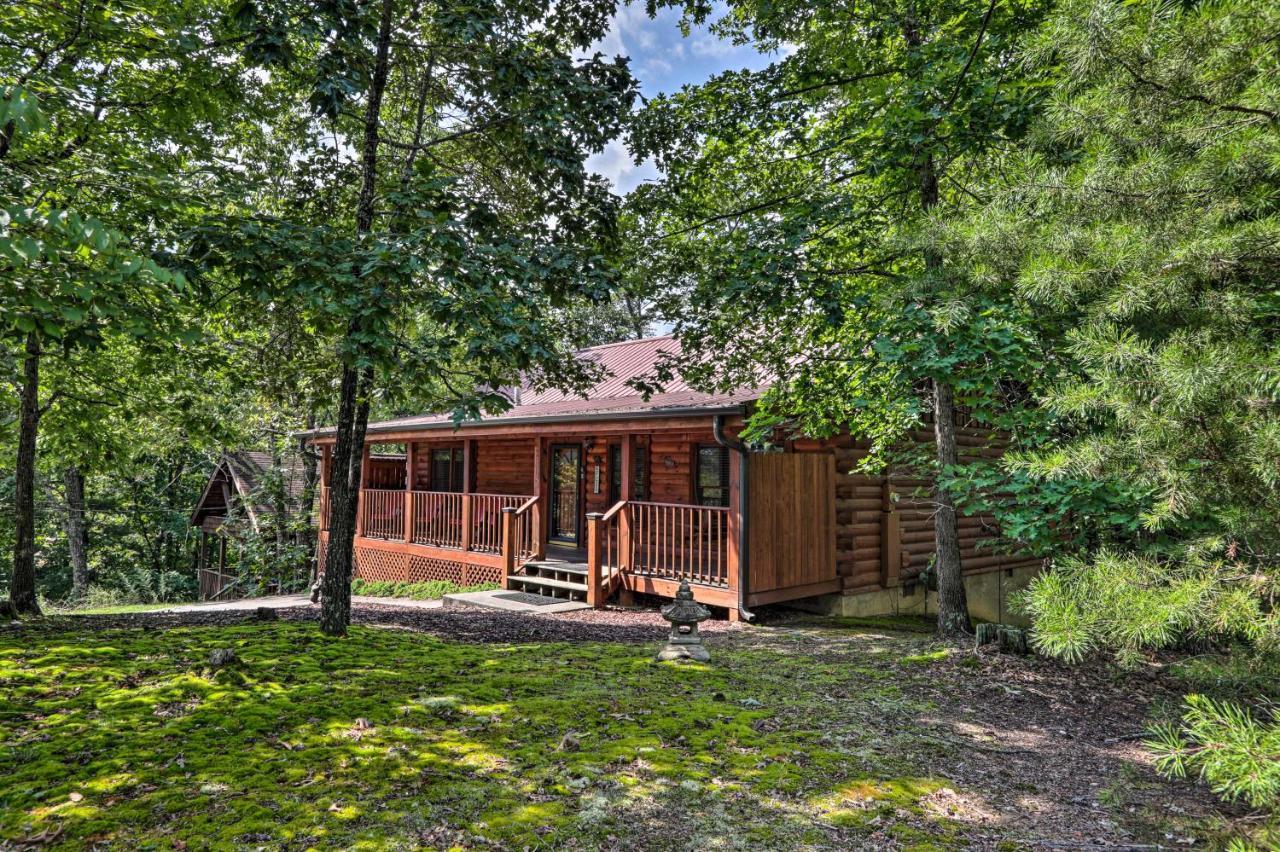 Holiday home With Deck And Fireplace Less Than 3 Mi To Dollywood!