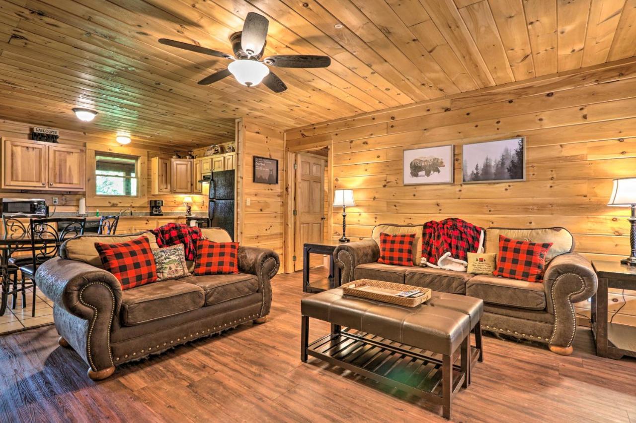 With Deck And Fireplace Less Than 3 Mi To Dollywood! Holiday home Pigeon Forge