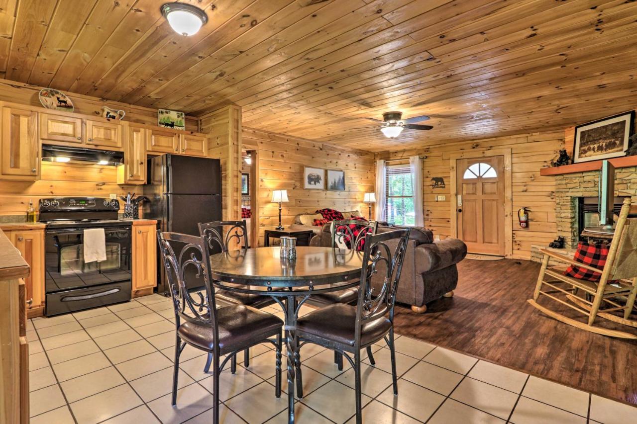 Holiday home With Deck And Fireplace Less Than 3 Mi To Dollywood!