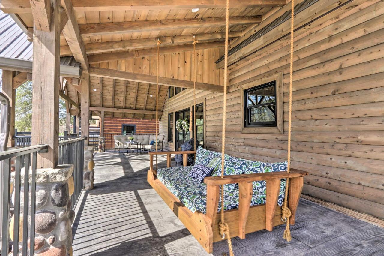 Riverfront With Hot Tub - 3 Miles To Dollywood Holiday home *