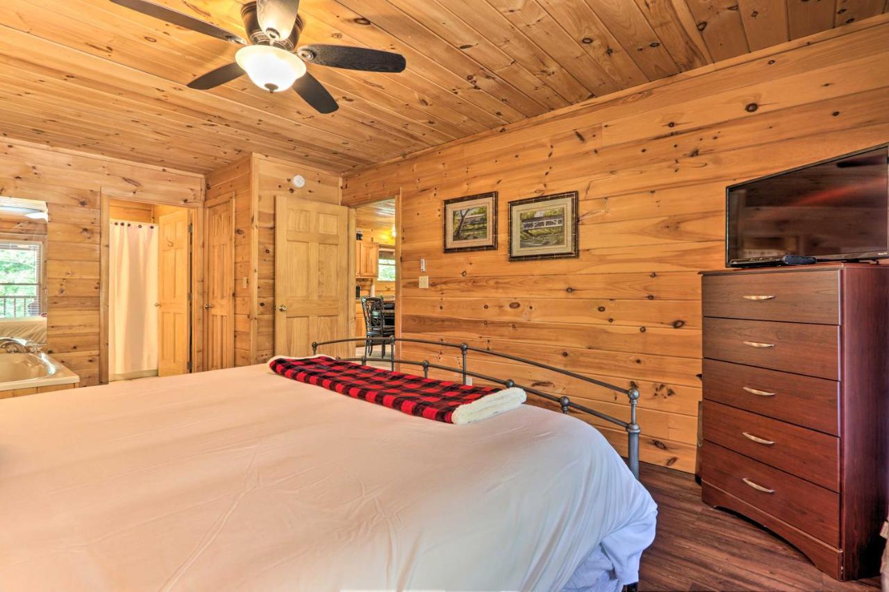 Holiday home With Deck And Fireplace Less Than 3 Mi To Dollywood! *