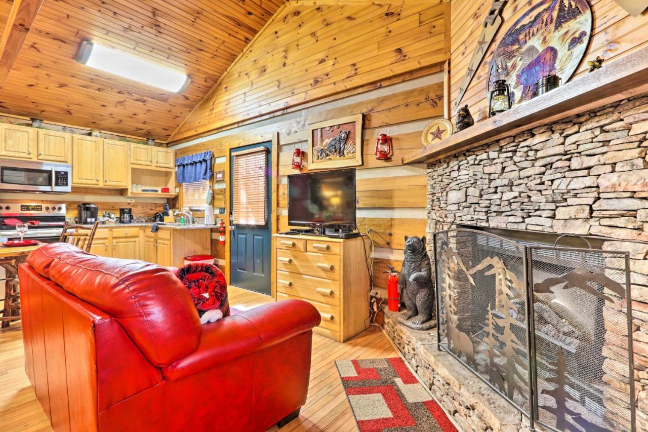 Cabin With Waterfall And Hot Tub, 1 Mi To Parkway! Apartment