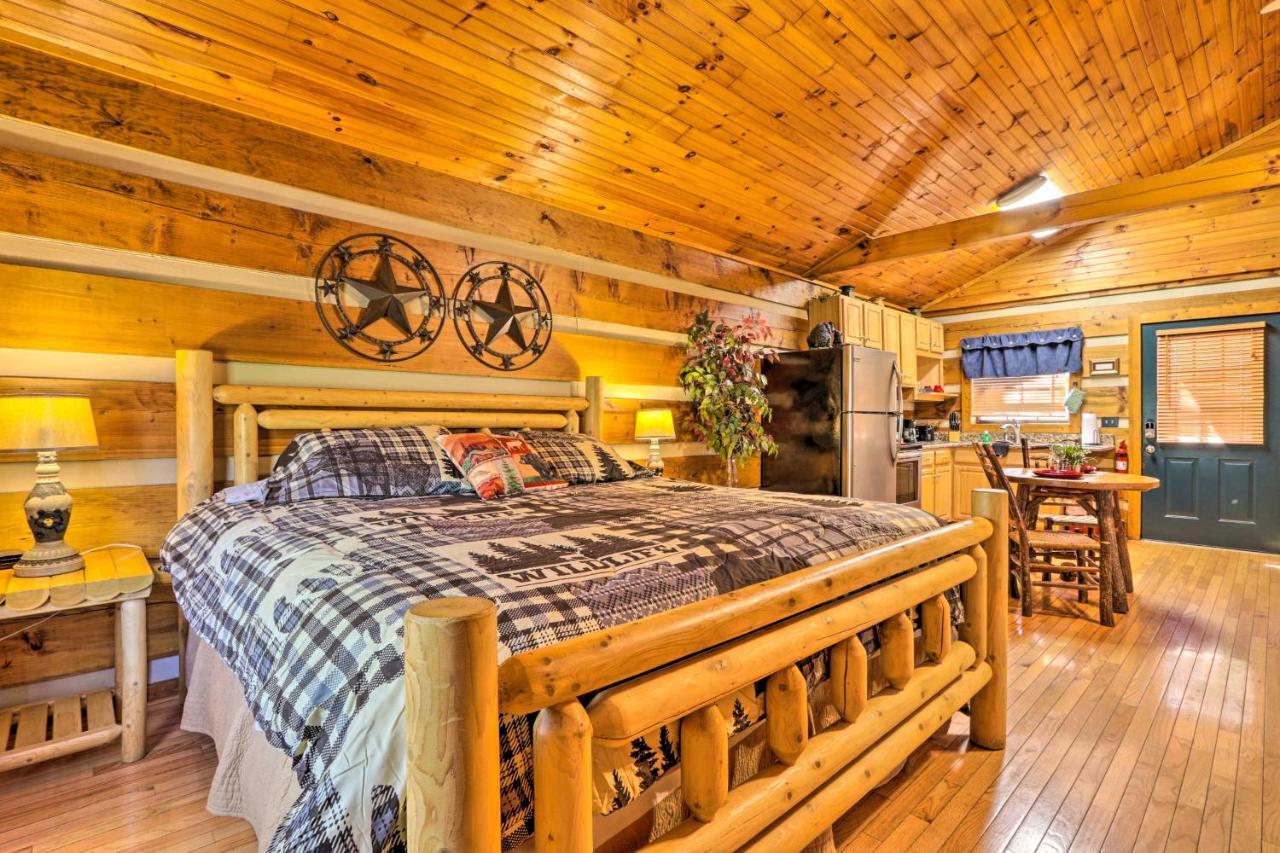 Apartment Cabin With Waterfall And Hot Tub, 1 Mi To Parkway!