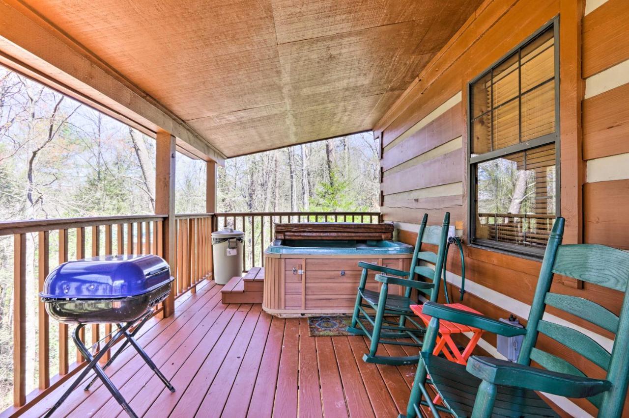 Cabin With Waterfall And Hot Tub, 1 Mi To Parkway! Pigeon Forge