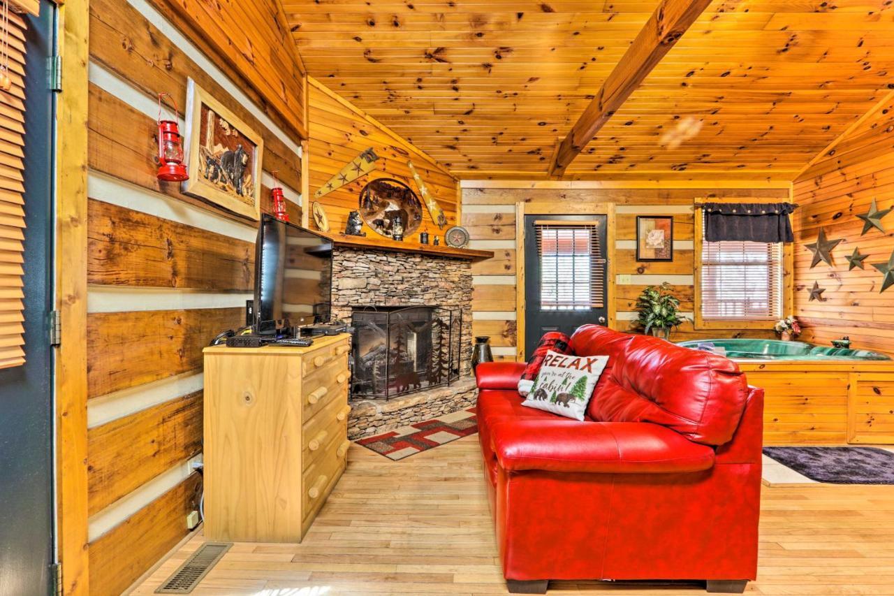 Apartment Cabin With Waterfall And Hot Tub, 1 Mi To Parkway! Pigeon Forge