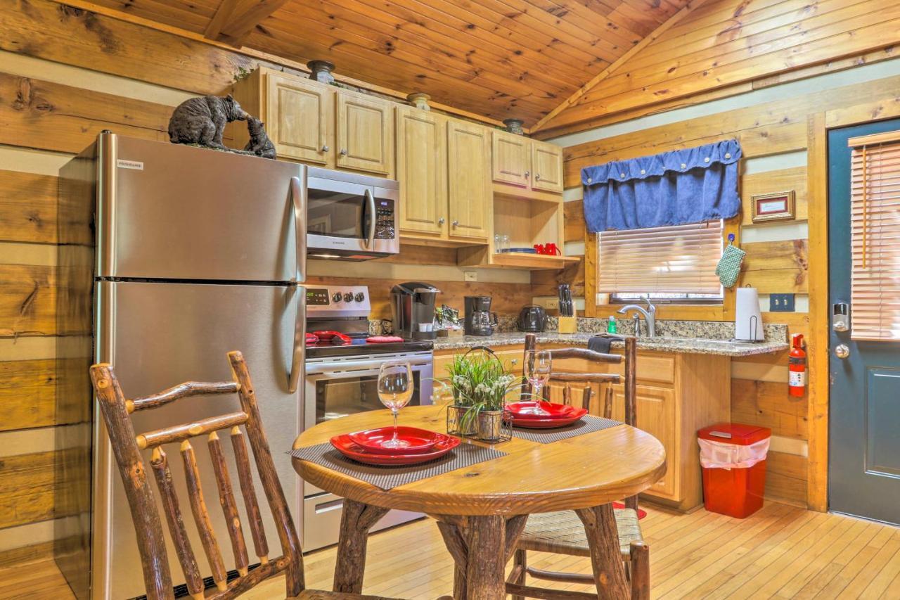 Cabin With Waterfall And Hot Tub, 1 Mi To Parkway! Apartment