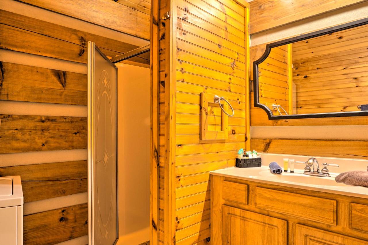 Apartment Cabin With Waterfall And Hot Tub, 1 Mi To Parkway!