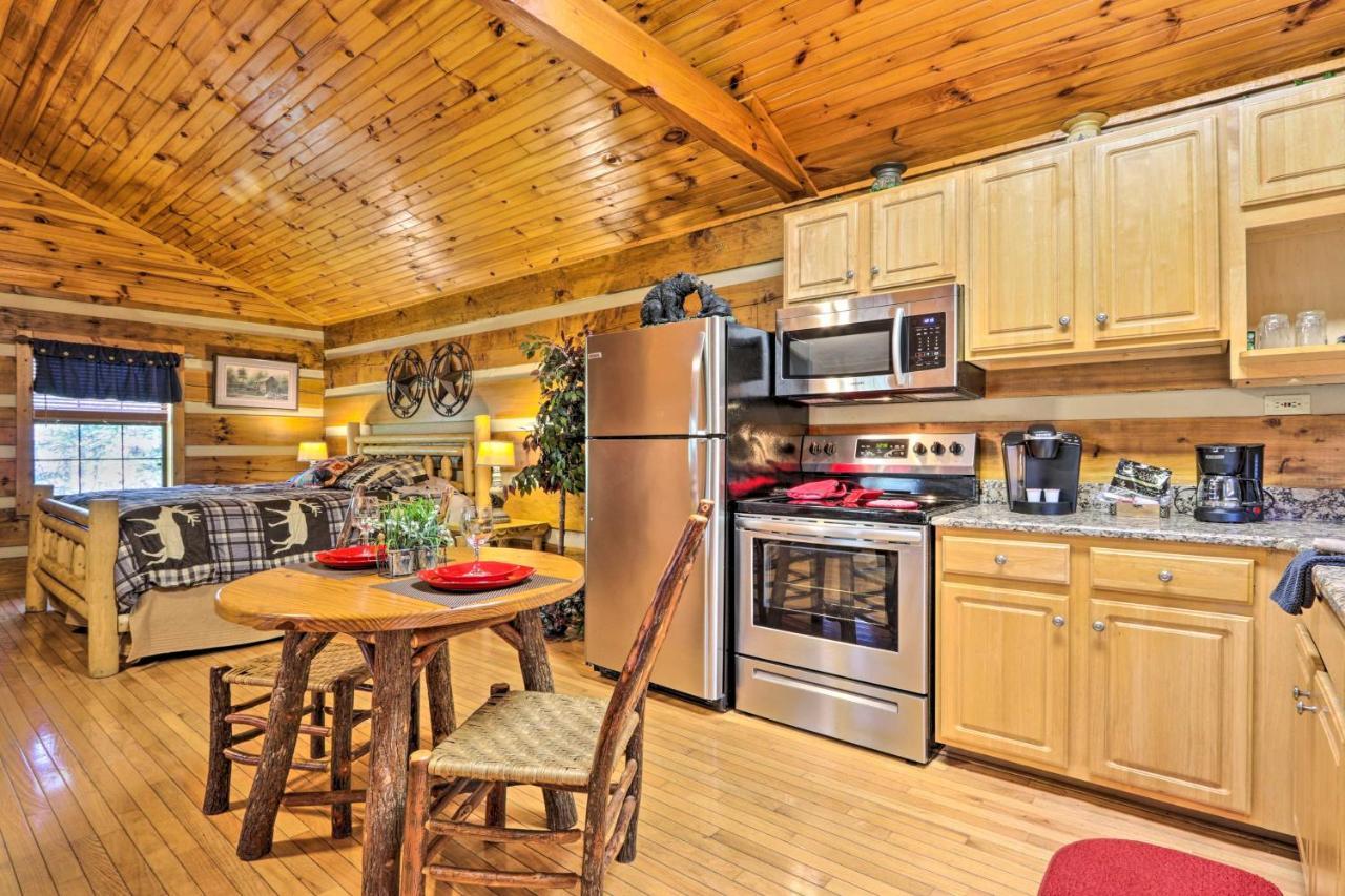 Cabin With Waterfall And Hot Tub, 1 Mi To Parkway! Pigeon Forge
