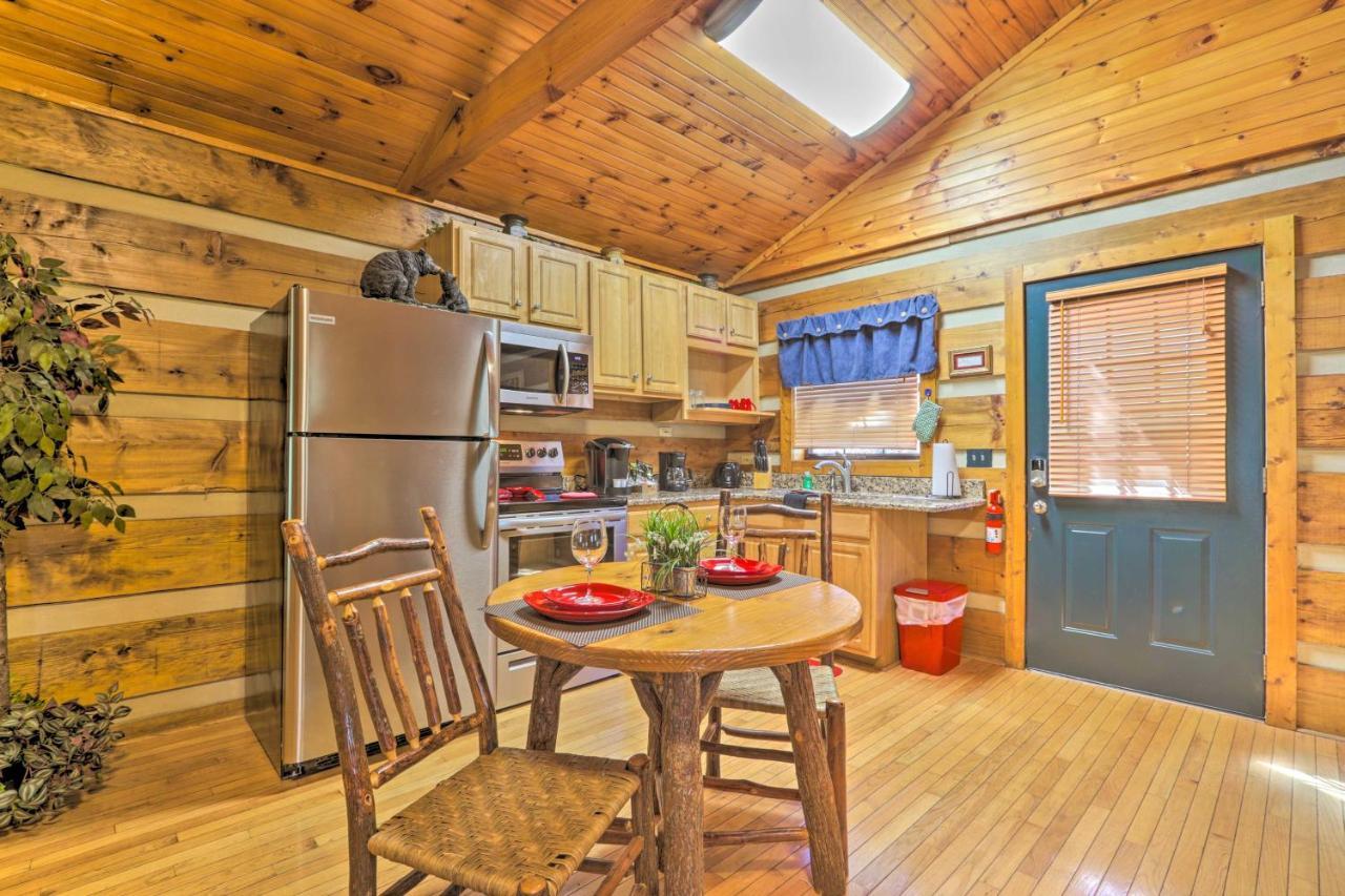 Apartment Cabin With Waterfall And Hot Tub, 1 Mi To Parkway! *
