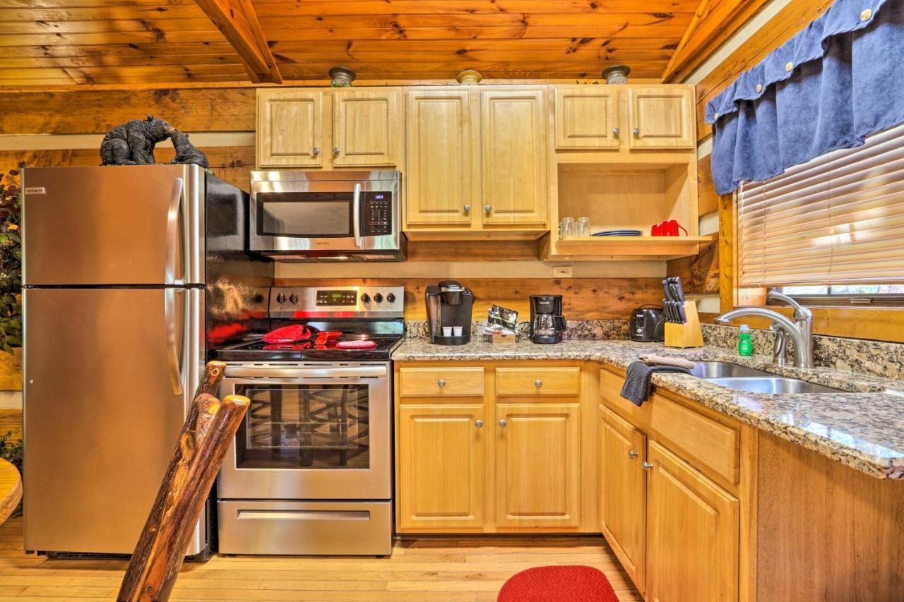 Cabin With Waterfall And Hot Tub, 1 Mi To Parkway! * Pigeon Forge
