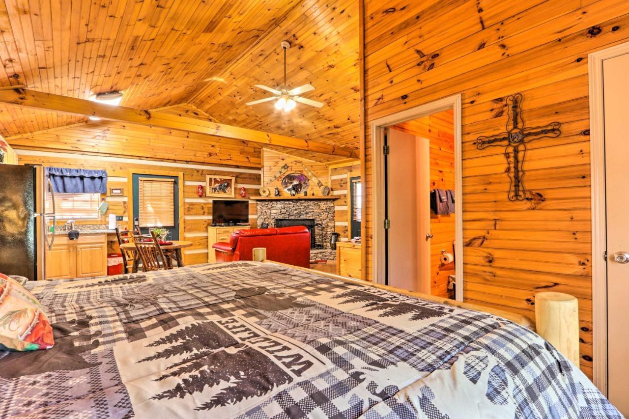 Cabin With Waterfall And Hot Tub, 1 Mi To Parkway! Apartment *