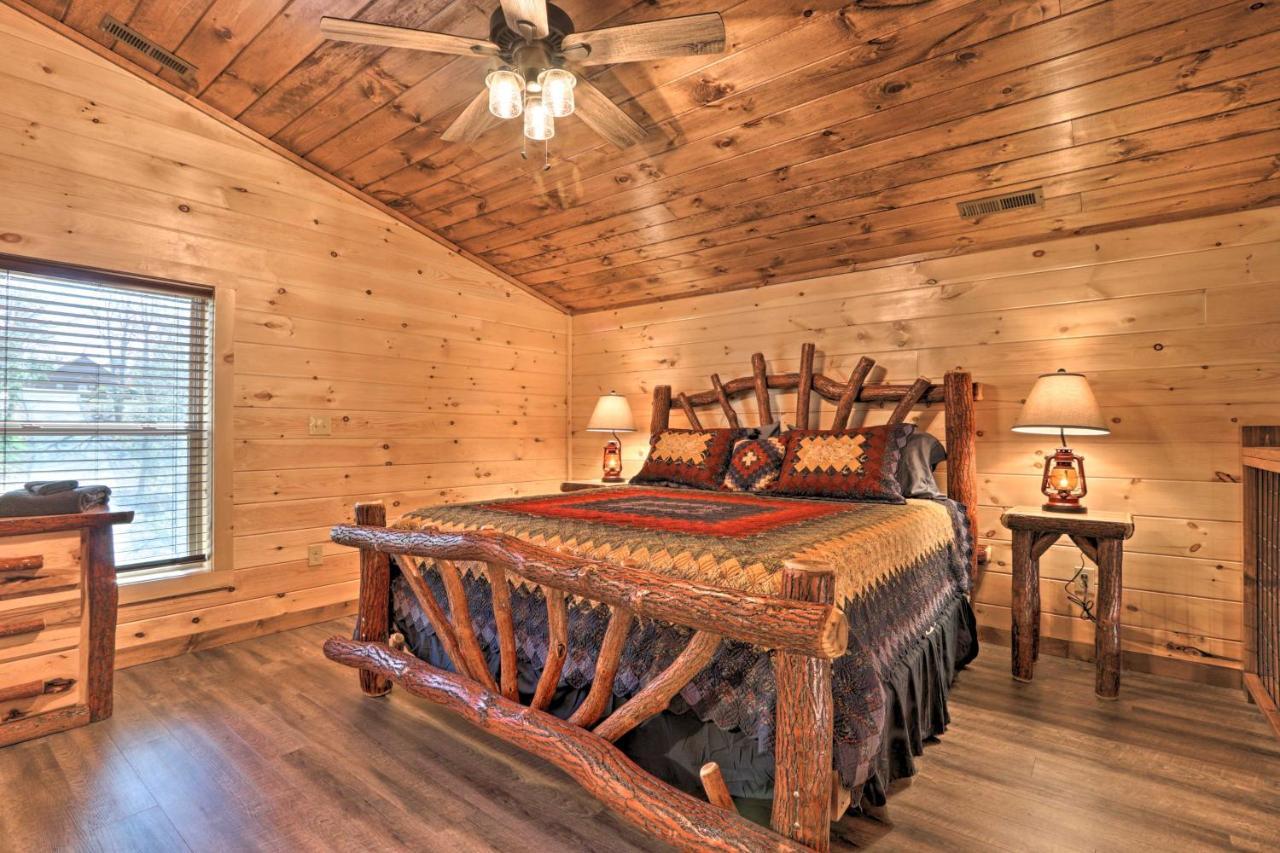 With Hot Tub 1 Mi To Parkway Holiday home Pigeon Forge